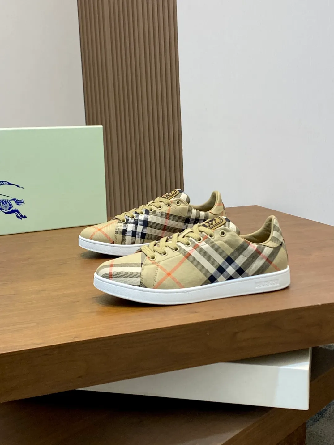 Men's men's shoes 💰400【New style】⛺️⛺️𝐁𝐔𝐑𝐁𝐄𝐑𝐑𝐘# Burberry's new war horse plaid casual sneakers, new terrace casual sneakers·Burberry's classic elements, super comfortable shoes··Knight blue anti-slip soles Finally I saw the latest diagonal plaid sneakers, the color is really nice and can be worn with any kind of sneakers. The sneakers are made of cotton blended fabric. Crafted in an Italian workshop, it features a worsted Burberry check pattern. Featuring a mesh lining and checkered laces, the rubber sole features the archive Burberry monogram. From Burberry's iconic collection, these wardrobe staples are interpreted with the brand's signature style. The round toe is embellished with the Equestrian Knight logo (EKD) label on the tongue. The leather insole is embellished with the Burberry letter logo on the sole. Size: 38-44 (customized for 45 and 46)